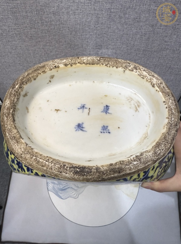 古玩陶瓷樓臺(tái)亭閣山水紋青花抱月瓶真品鑒賞圖