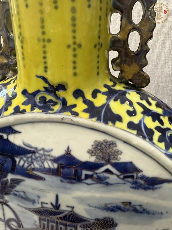 古玩陶瓷樓臺(tái)亭閣山水紋青花抱月瓶真品鑒賞圖