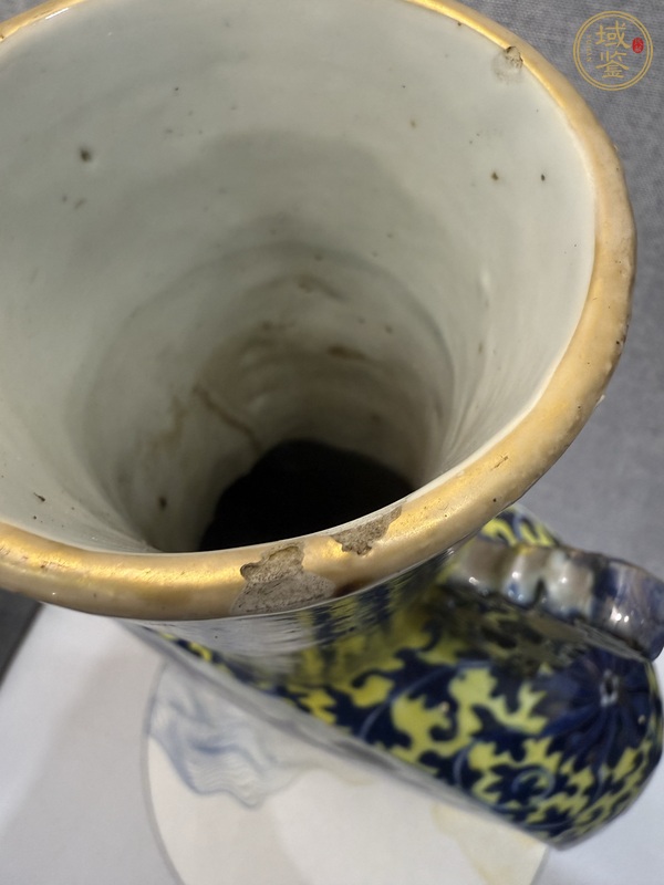 古玩陶瓷樓臺(tái)亭閣山水紋青花抱月瓶真品鑒賞圖
