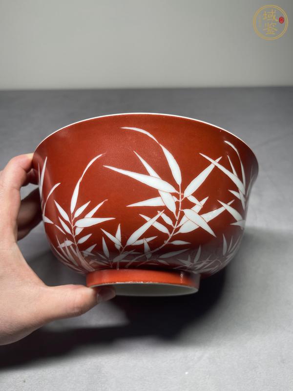 古玩陶瓷珊瑚紅地留白竹紋碗真品鑒賞圖