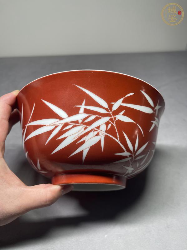 古玩陶瓷珊瑚紅地留白竹紋碗真品鑒賞圖