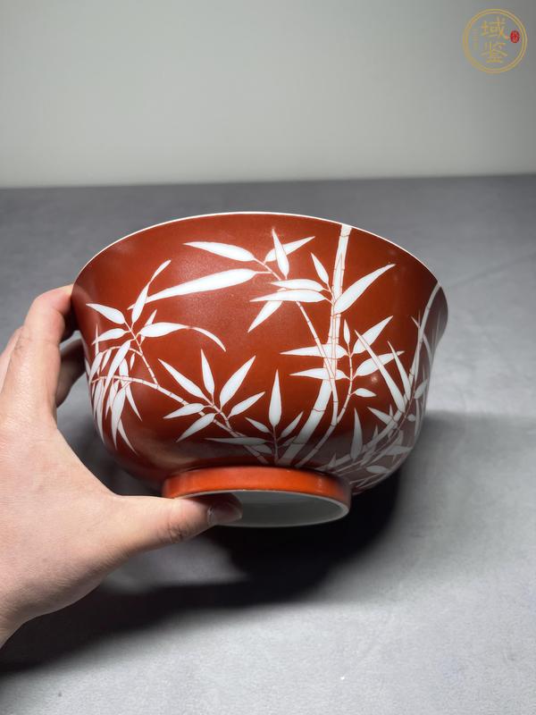 古玩陶瓷珊瑚紅地留白竹紋碗真品鑒賞圖