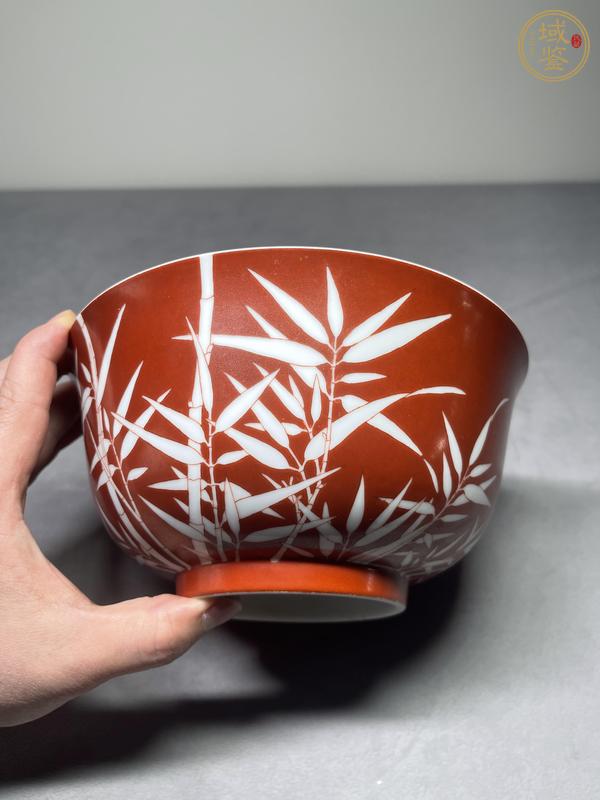 古玩陶瓷珊瑚紅地留白竹紋碗真品鑒賞圖