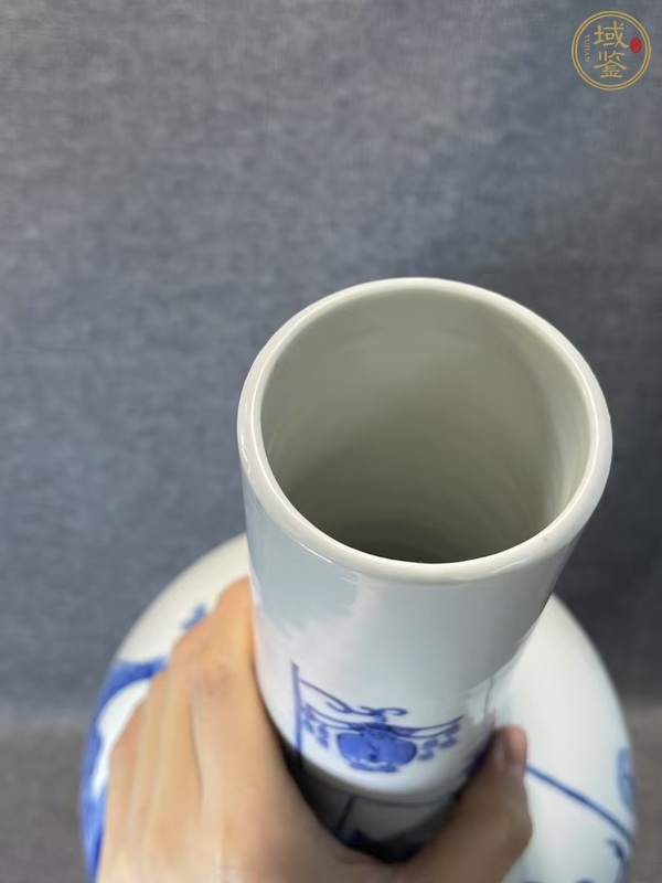 古玩陶瓷人物紋青花天球瓶真品鑒賞圖