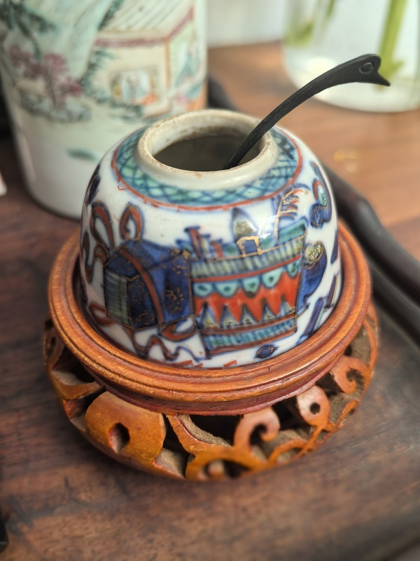 古玩轉(zhuǎn)賣晚清青花加彩博古圖水盂拍賣，當(dāng)前價(jià)格2000元