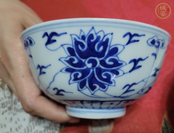 古玩陶瓷花卉紋青花碗真品鑒賞圖