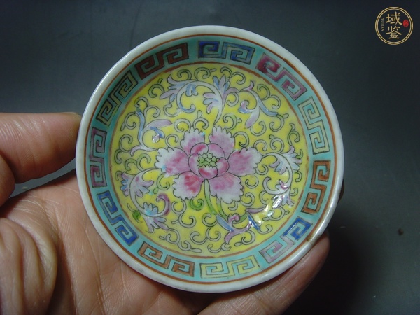 古玩陶瓷黃地粉彩花卉紋盤真品鑒賞圖