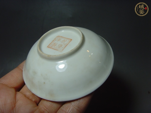 古玩陶瓷黃地粉彩花卉紋盤真品鑒賞圖