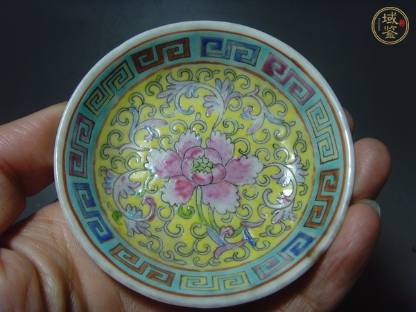 古玩陶瓷黃地粉彩花卉紋盤真品鑒賞圖