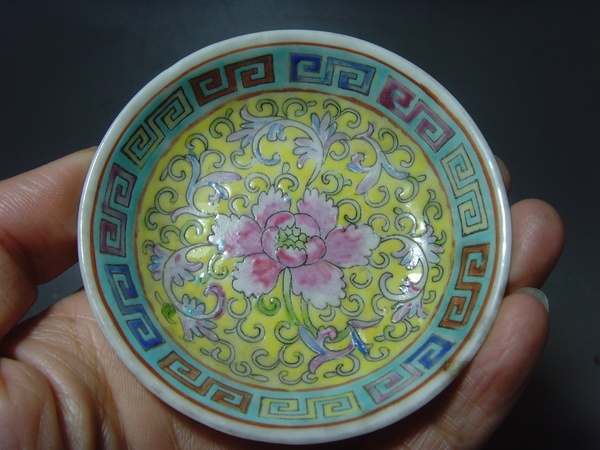 古玩陶瓷民國.黃地粉彩花卉紋盤(底款:乾隆年制)拍賣,當前價格0元