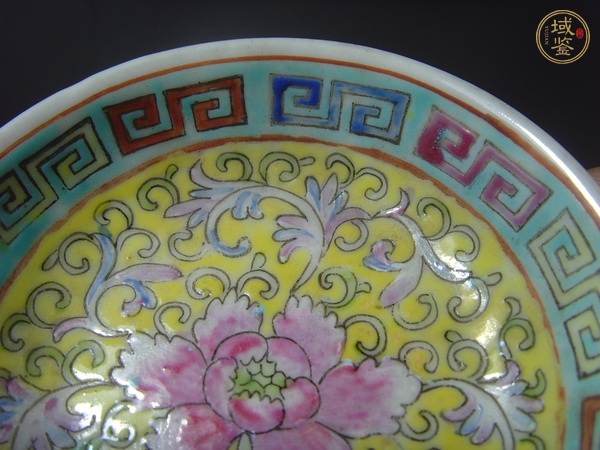 古玩陶瓷黃地粉彩花卉紋盤真品鑒賞圖