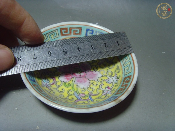古玩陶瓷黃地粉彩花卉紋盤真品鑒賞圖