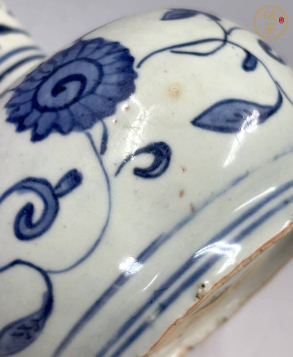古玩陶瓷明晚期 青花纏枝花卉紋軍持真品鑒賞圖