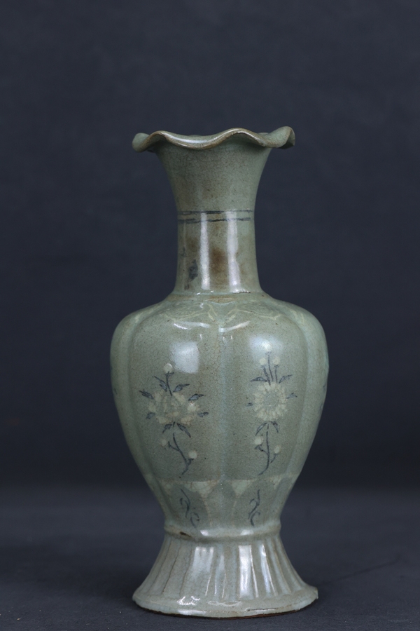 古玩陶瓷高麗青瓷鑲嵌如意花卉紋瓜棱花口瓶拍賣，當(dāng)前價格1000000元