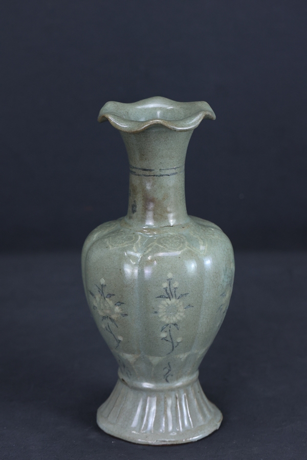 古玩轉(zhuǎn)賣高麗青瓷鑲嵌如意花卉紋瓜棱花口瓶拍賣，當(dāng)前價格1888元
