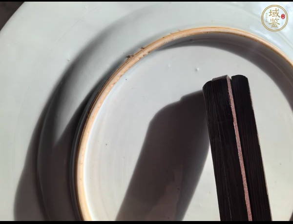 古玩陶瓷花卉紋粉彩盤真品鑒賞圖