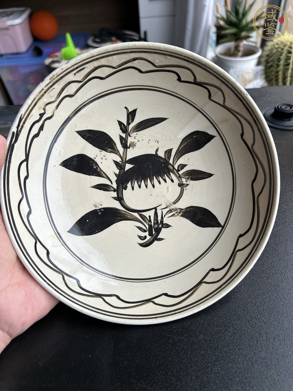 古玩磁州窯白地黑花折枝石榴紋盤真品鑒賞圖