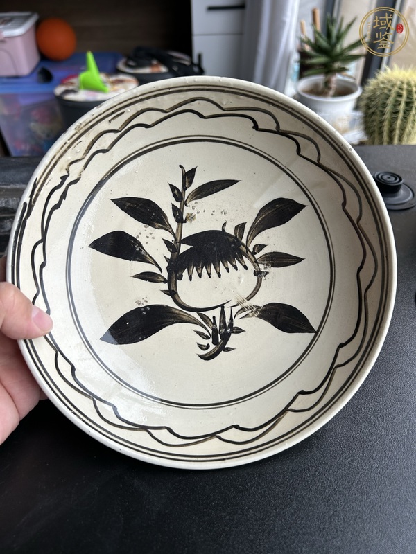 古玩陶瓷磁州窯白地黑花折枝石榴紋盤真品鑒賞圖