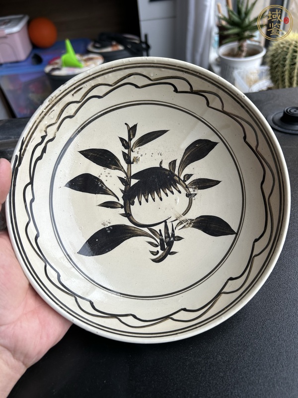 古玩陶瓷磁州窯白地黑花折枝石榴紋盤真品鑒賞圖