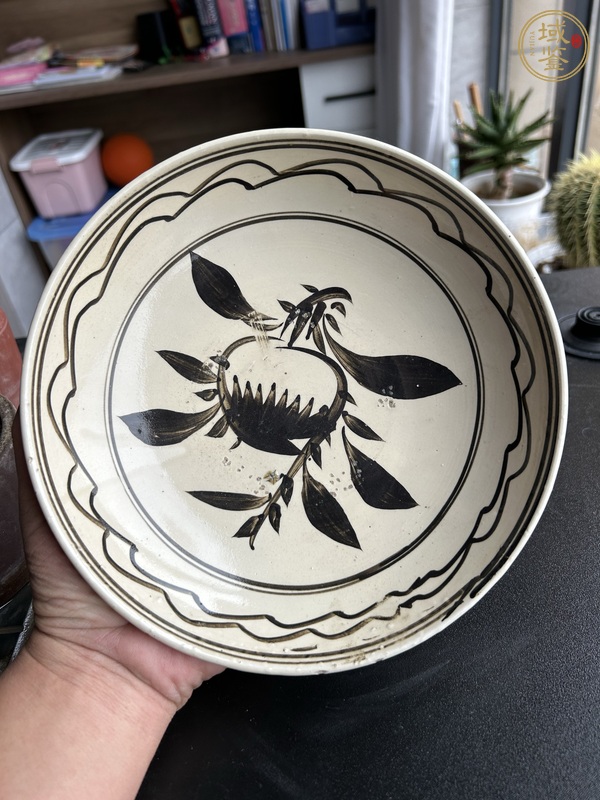 古玩陶瓷磁州窯白地黑花折枝石榴紋盤真品鑒賞圖