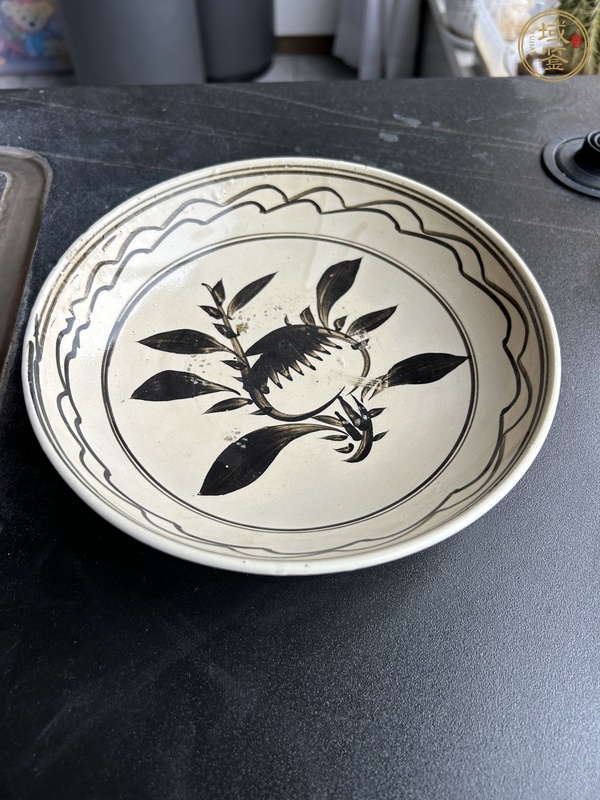 古玩陶瓷磁州窯白地黑花折枝石榴紋盤真品鑒賞圖