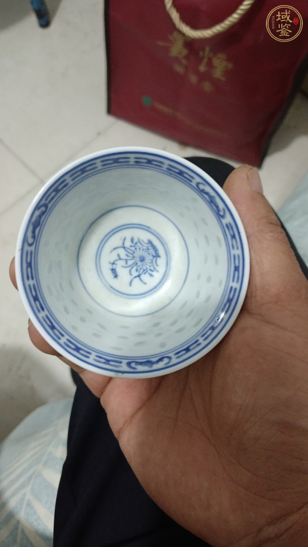 古玩陶瓷玲瓏瓷青花杯真品鑒賞圖