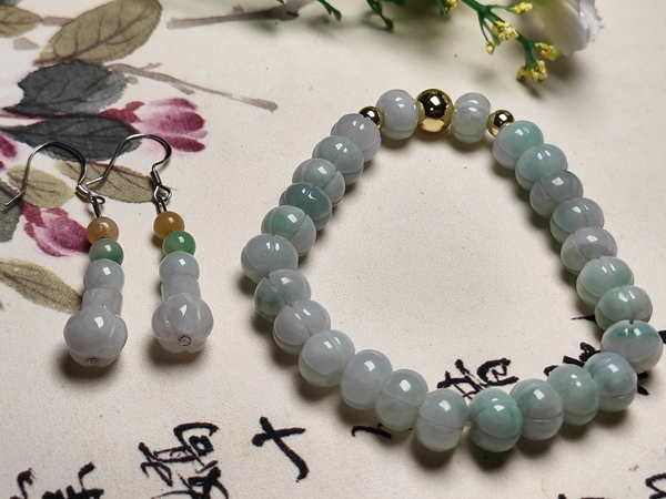 古玩玉器天然翡翠珠串和翡翠耳墜一套拍賣,當前價格400元
