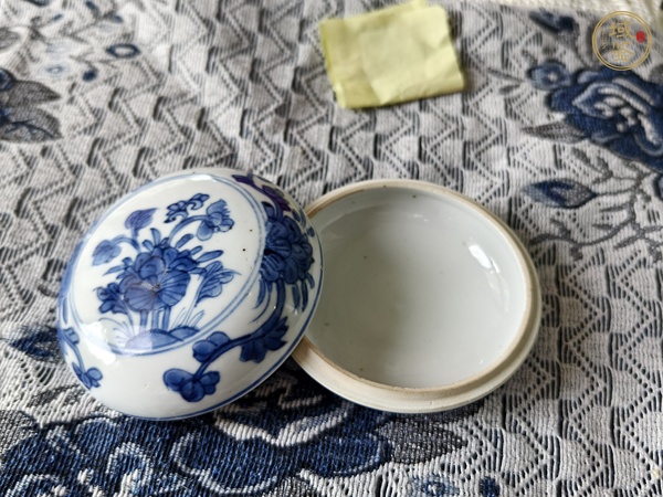 古玩陶瓷花卉紋青花蓋盒真品鑒賞圖
