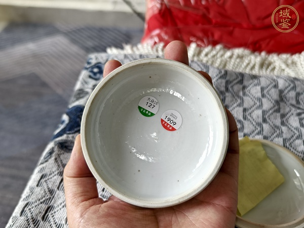 古玩陶瓷花卉紋青花蓋盒真品鑒賞圖