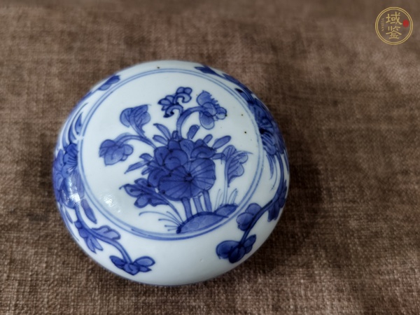 古玩陶瓷花卉紋青花蓋盒真品鑒賞圖