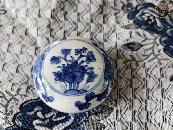 古玩陶瓷花卉紋青花蓋盒真品鑒賞圖