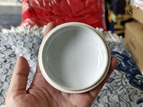 古玩陶瓷花卉紋青花蓋盒真品鑒賞圖
