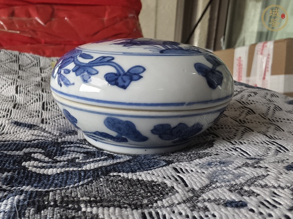 古玩陶瓷花卉紋青花蓋盒真品鑒賞圖