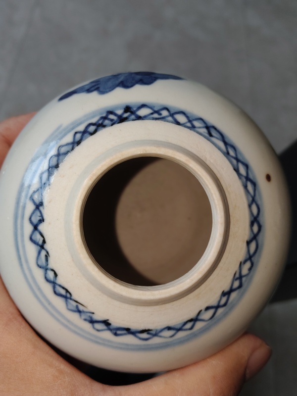 古玩陶瓷清中期團(tuán)鶴青花罐拍賣，當(dāng)前價(jià)格2200元