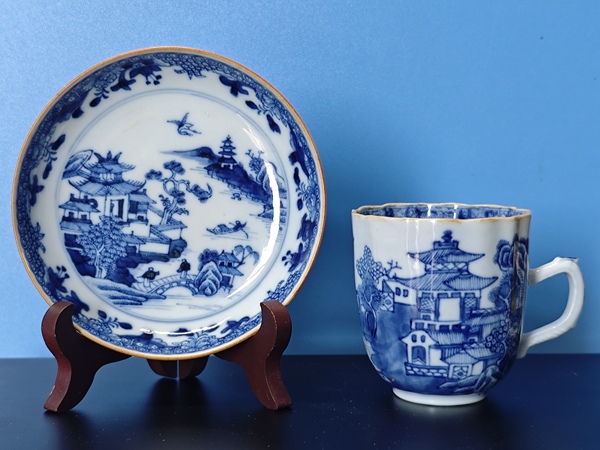 古玩轉(zhuǎn)賣清乾隆青花山水樓閣通景紋杯碟一套拍賣，當(dāng)前價(jià)格2000元