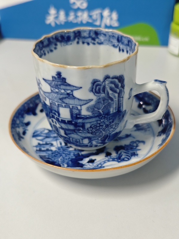 古玩陶瓷清乾隆青花山水樓閣通景紋杯碟一套拍賣,當(dāng)前價(jià)格1600元