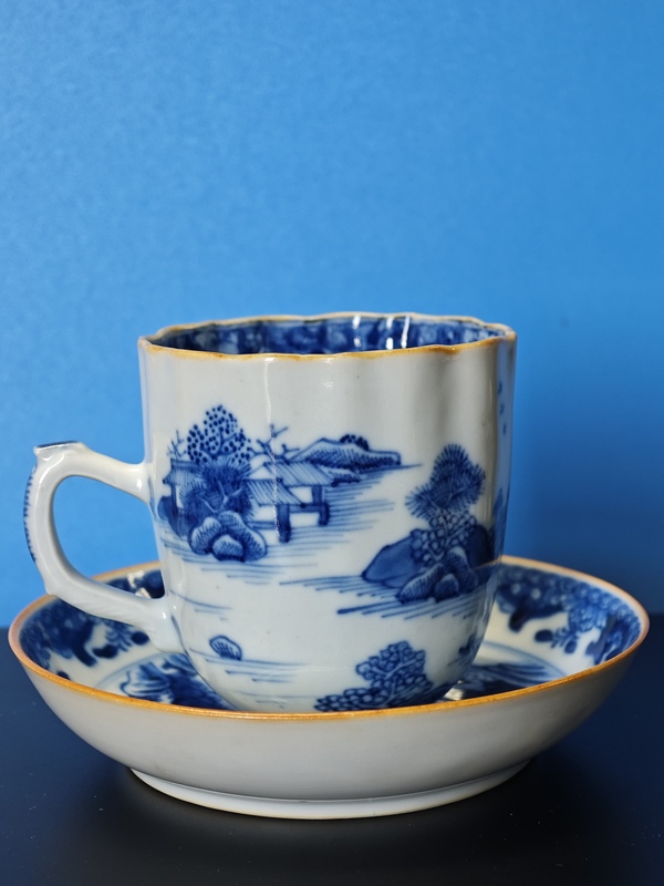 古玩陶瓷清乾隆青花山水樓閣通景紋杯碟一套拍賣,當(dāng)前價(jià)格1600元