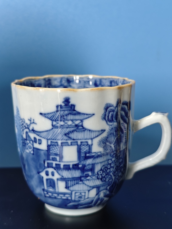 古玩陶瓷清乾隆青花山水樓閣通景紋杯碟一套拍賣，當(dāng)前價(jià)格1600元