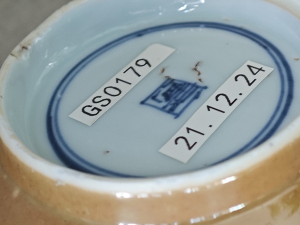 古玩陶瓷清康熙外醬釉內青花花卉紋杯碟一套拍賣，當前價格1200元
