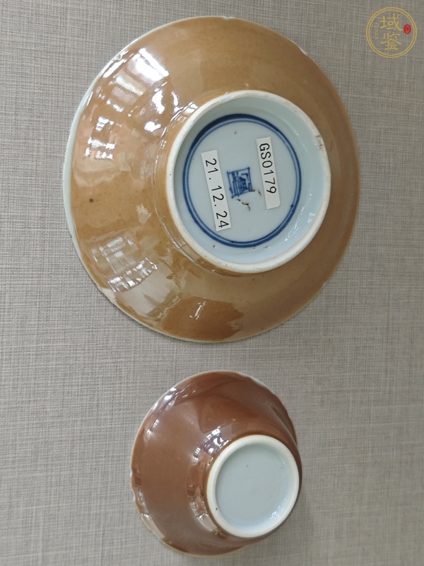 古玩陶瓷外醬釉內青花花卉紋杯碟一套真品鑒賞圖