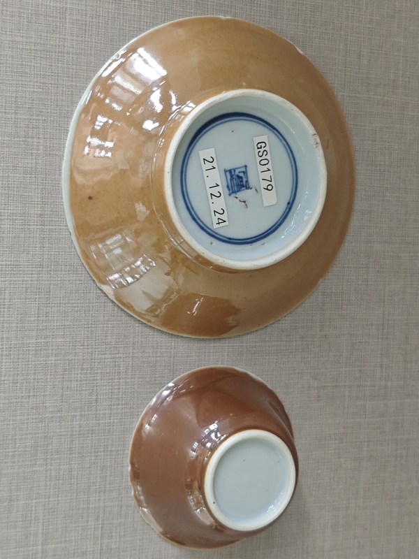 古玩陶瓷清康熙外醬釉內青花花卉紋杯碟一套拍賣，當前價格1200元