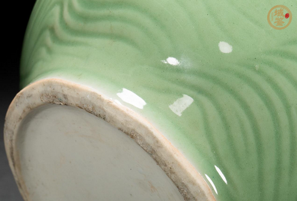 古玩陶瓷青釉刻海水紋花囊真品鑒賞圖