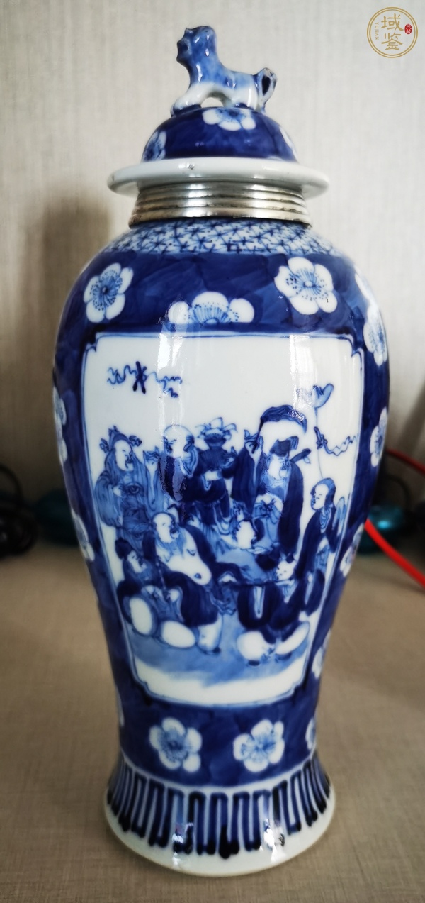 古玩陶瓷青花冰梅開窗人物蓋瓶真品鑒賞圖