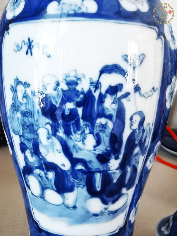 古玩陶瓷青花冰梅開窗人物蓋瓶真品鑒賞圖