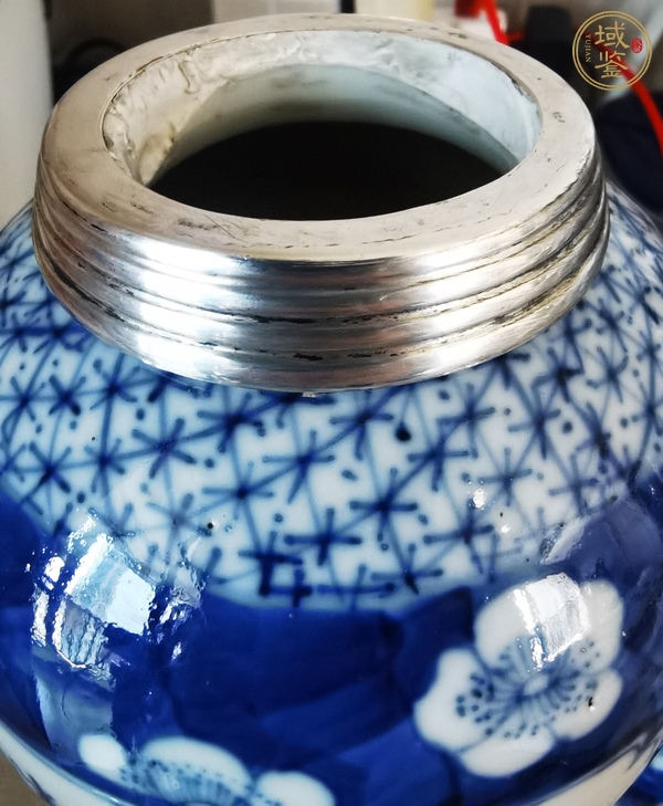 古玩陶瓷青花冰梅開窗人物蓋瓶真品鑒賞圖