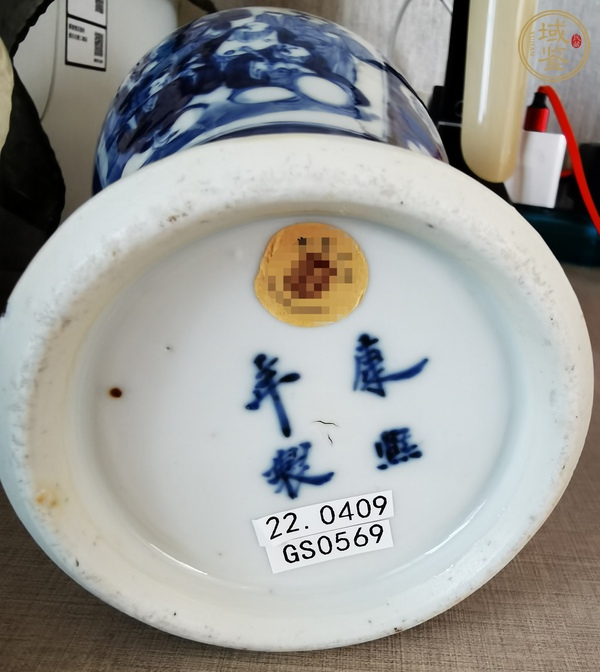 古玩陶瓷青花冰梅開窗人物蓋瓶真品鑒賞圖