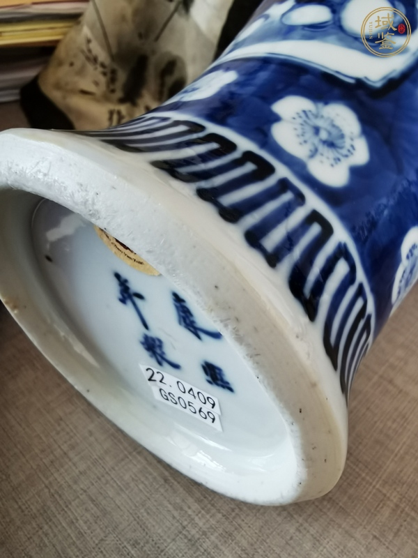 古玩陶瓷青花冰梅開窗人物蓋瓶真品鑒賞圖