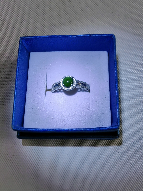 古玩轉(zhuǎn)賣天然翡翠鑲嵌戒指拍賣，當(dāng)前價格650元
