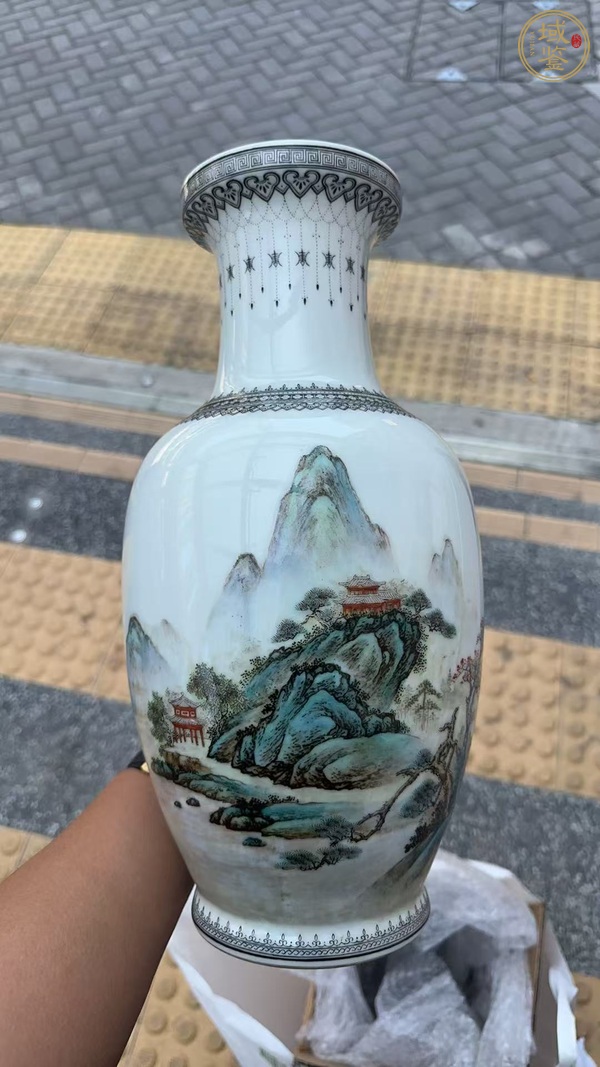 古玩陶瓷粉彩山水紋花蘭瓶真品鑒賞圖