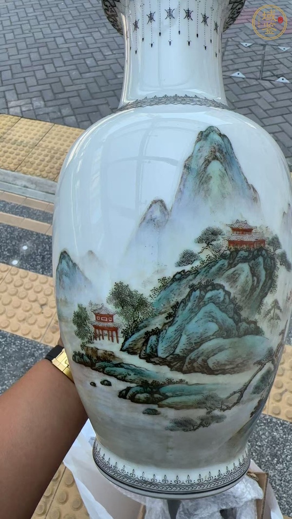古玩陶瓷粉彩山水紋花蘭瓶真品鑒賞圖